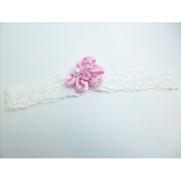 Stirnband aus elastischer Spitze in weiß mit Rosa Perlen Blüte im weißen Organza Beutel