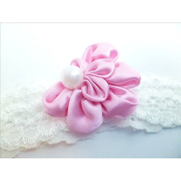 Stirnband aus elastischer Spitze in weiß mit Rosa Perlen Blüte im weißen Organza Beutel