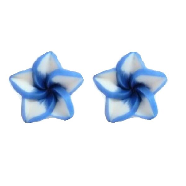 1 Paar FIMO Blüten Ohrstecker blau weiß blau  im weißen Organza Beutel